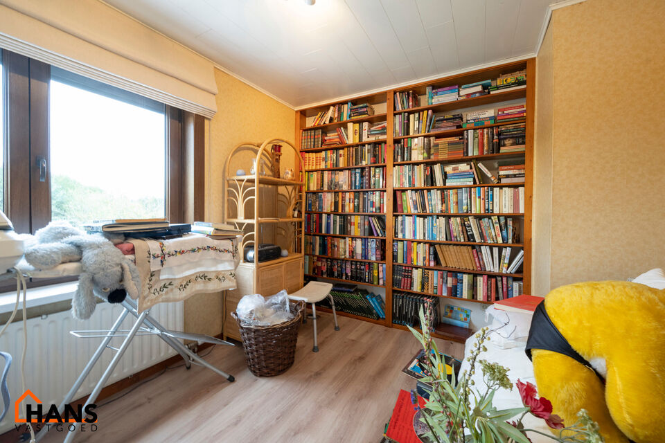 De Instelprijs bedraagt 325.000 Euro, enkel biedingen vanaf deze instelprijs worden in overweging genomen.
Deze charmante woning met tuin, veranda en garage is gelegen in een rustige, groene wijk in Brasschaat. De woning biedt een solide basis en veel pot