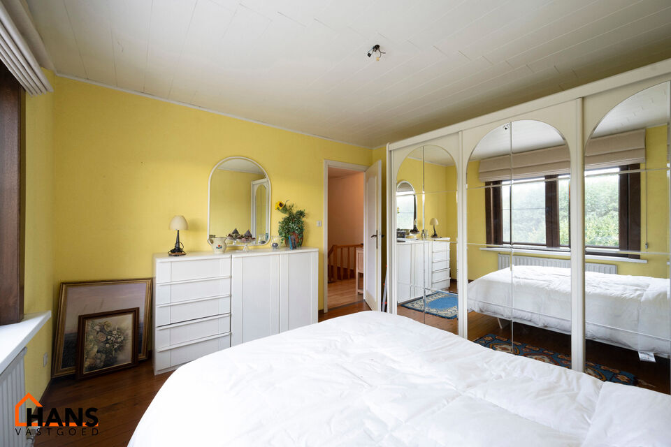 De Instelprijs bedraagt 325.000 Euro, enkel biedingen vanaf deze instelprijs worden in overweging genomen.
Deze charmante woning met tuin, veranda en garage is gelegen in een rustige, groene wijk in Brasschaat. De woning biedt een solide basis en veel pot