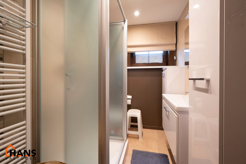 De Instelprijs bedraagt 325.000 Euro, enkel biedingen vanaf deze instelprijs worden in overweging genomen.
Deze charmante woning met tuin, veranda en garage is gelegen in een rustige, groene wijk in Brasschaat. De woning biedt een solide basis en veel pot