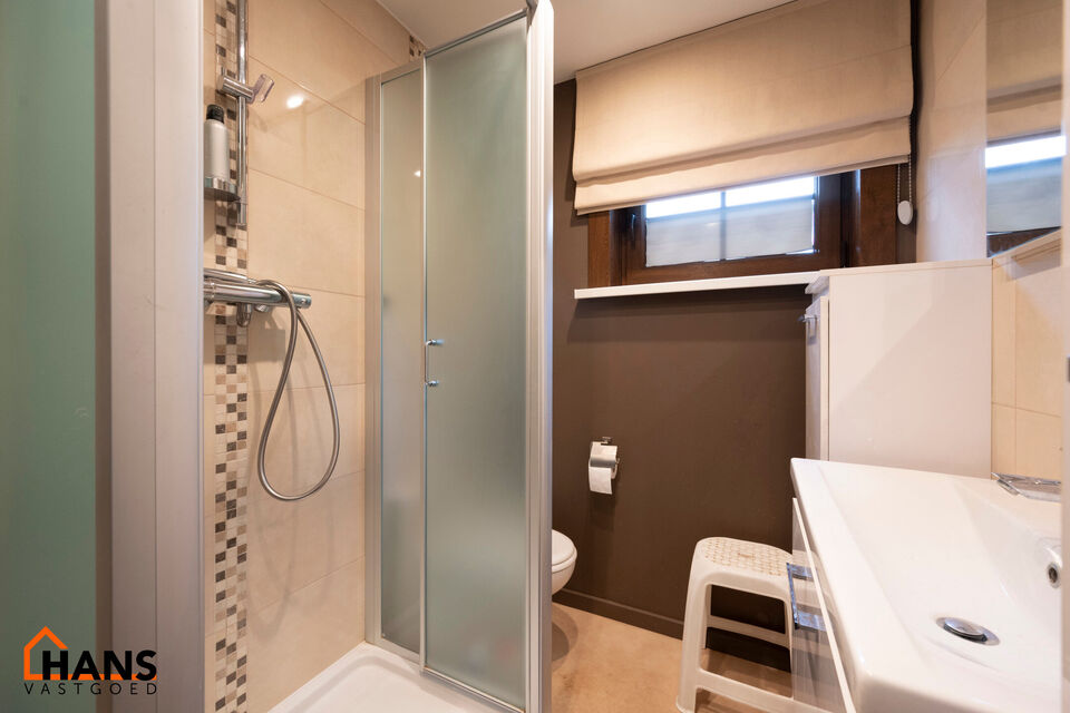 De Instelprijs bedraagt 325.000 Euro, enkel biedingen vanaf deze instelprijs worden in overweging genomen.
Deze charmante woning met tuin, veranda en garage is gelegen in een rustige, groene wijk in Brasschaat. De woning biedt een solide basis en veel pot