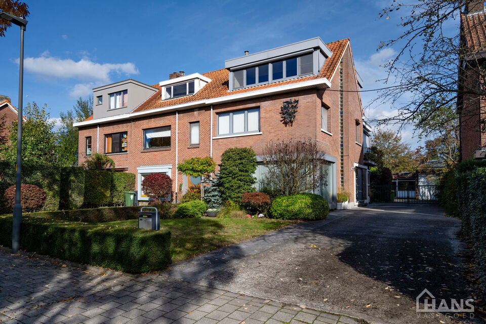 Een woning met karakter, ruimte en mogelijkheden die u zelden samen aantreft! met een instelprijs vanaf 649.000Euro
Deze charmante halfopen bebouwing combineert authentieke elementen met hedendaags wooncomfort en beschikt bovendien over een uitzonderlijke