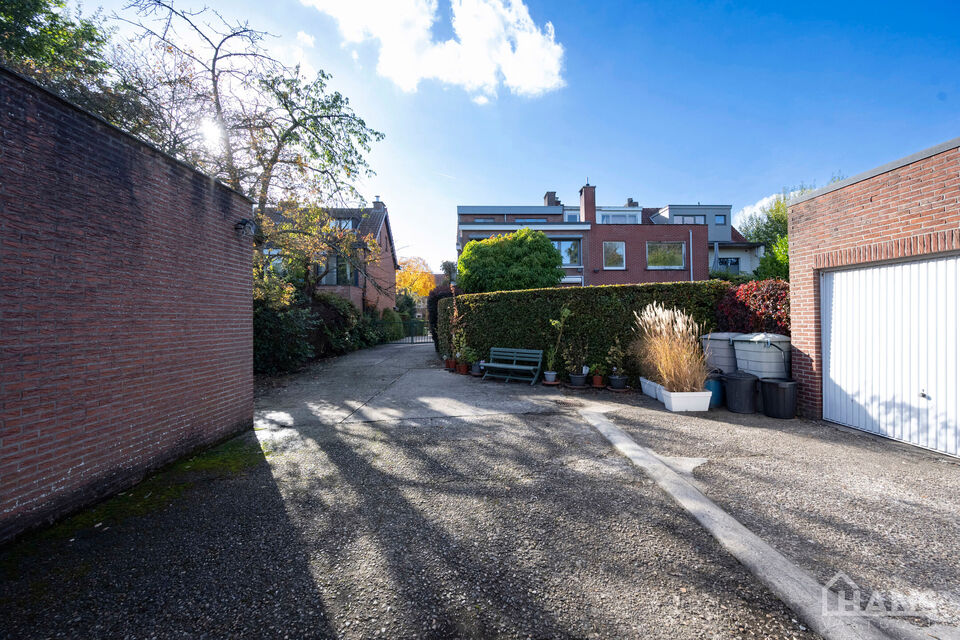 Een woning met karakter, ruimte en mogelijkheden die u zelden samen aantreft! met een instelprijs vanaf 649.000Euro
Deze charmante halfopen bebouwing combineert authentieke elementen met hedendaags wooncomfort en beschikt bovendien over een uitzonderlijke