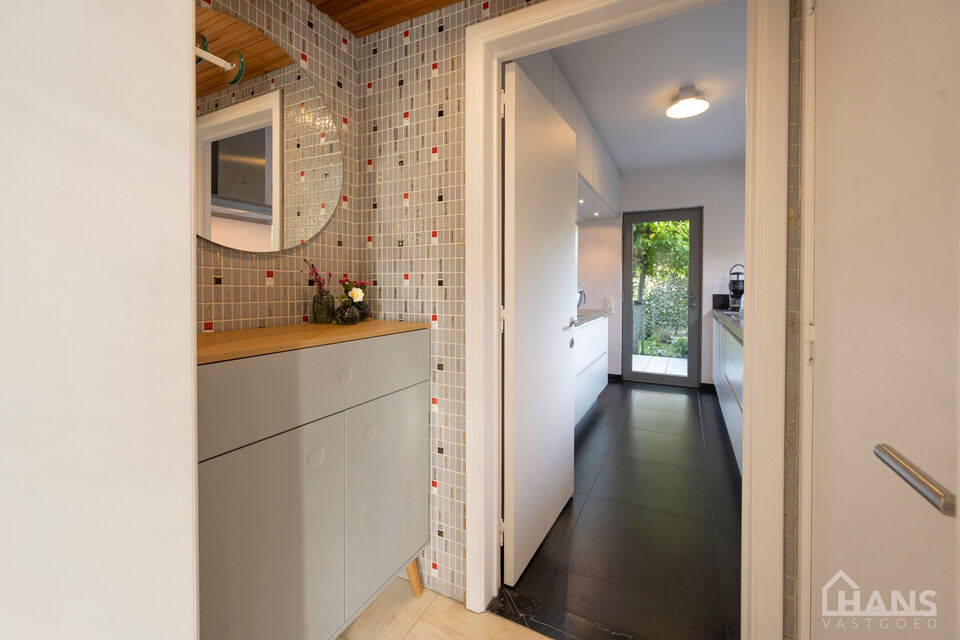 Een woning met karakter, ruimte en mogelijkheden die u zelden samen aantreft! met een instelprijs vanaf 649.000Euro
Deze charmante halfopen bebouwing combineert authentieke elementen met hedendaags wooncomfort en beschikt bovendien over een uitzonderlijke