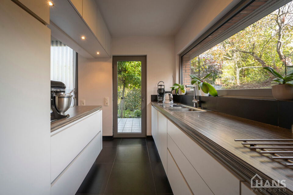 Een woning met karakter, ruimte en mogelijkheden die u zelden samen aantreft! met een instelprijs vanaf 649.000Euro
Deze charmante halfopen bebouwing combineert authentieke elementen met hedendaags wooncomfort en beschikt bovendien over een uitzonderlijke