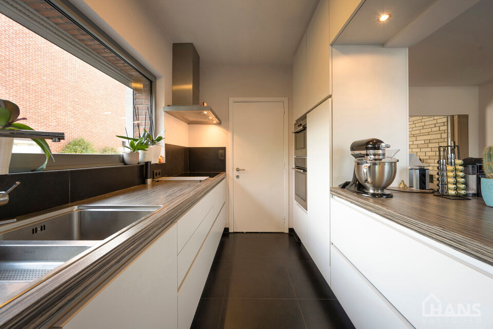 Een woning met karakter, ruimte en mogelijkheden die u zelden samen aantreft! met een instelprijs vanaf 649.000Euro
Deze charmante halfopen bebouwing combineert authentieke elementen met hedendaags wooncomfort en beschikt bovendien over een uitzonderlijke