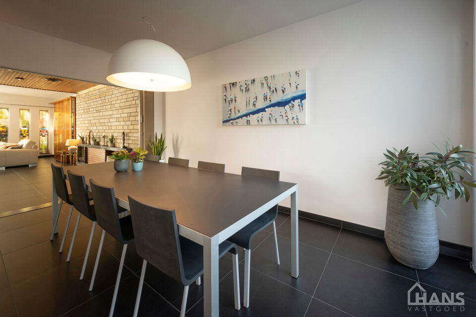 Een woning met karakter, ruimte en mogelijkheden die u zelden samen aantreft! met een instelprijs vanaf 649.000Euro
Deze charmante halfopen bebouwing combineert authentieke elementen met hedendaags wooncomfort en beschikt bovendien over een uitzonderlijke
