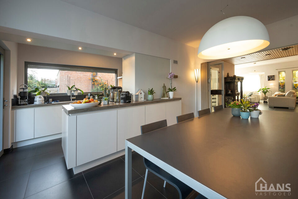 Een woning met karakter, ruimte en mogelijkheden die u zelden samen aantreft! met een instelprijs vanaf 649.000Euro
Deze charmante halfopen bebouwing combineert authentieke elementen met hedendaags wooncomfort en beschikt bovendien over een uitzonderlijke