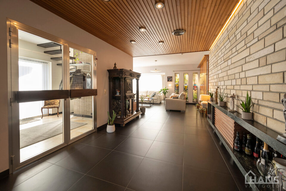 Een woning met karakter, ruimte en mogelijkheden die u zelden samen aantreft! met een instelprijs vanaf 649.000Euro
Deze charmante halfopen bebouwing combineert authentieke elementen met hedendaags wooncomfort en beschikt bovendien over een uitzonderlijke