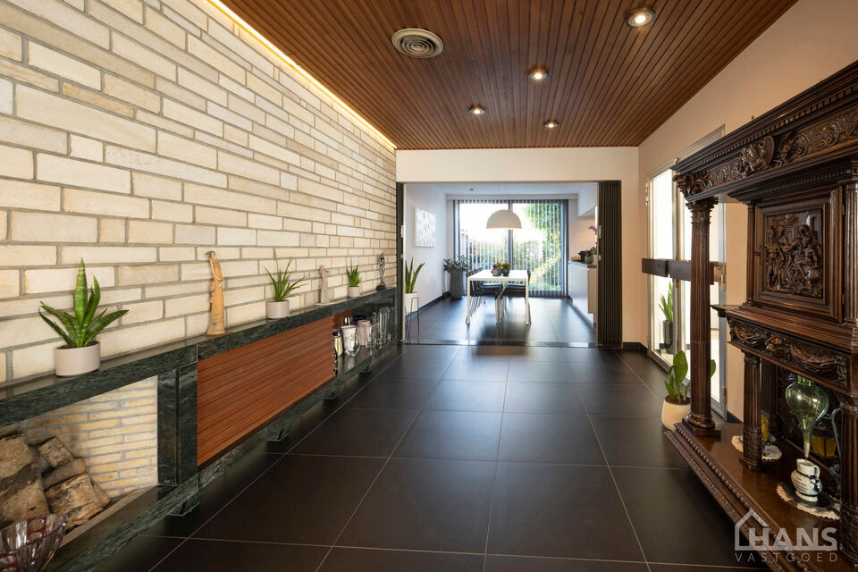 Een woning met karakter, ruimte en mogelijkheden die u zelden samen aantreft! met een instelprijs vanaf 649.000Euro
Deze charmante halfopen bebouwing combineert authentieke elementen met hedendaags wooncomfort en beschikt bovendien over een uitzonderlijke
