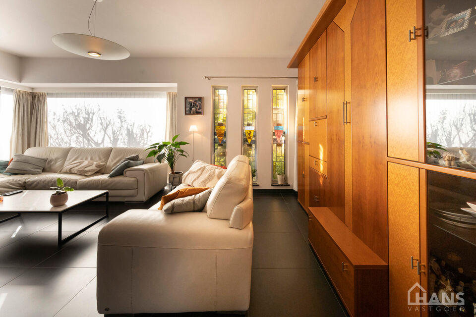Een woning met karakter, ruimte en mogelijkheden die u zelden samen aantreft! met een instelprijs vanaf 649.000Euro
Deze charmante halfopen bebouwing combineert authentieke elementen met hedendaags wooncomfort en beschikt bovendien over een uitzonderlijke