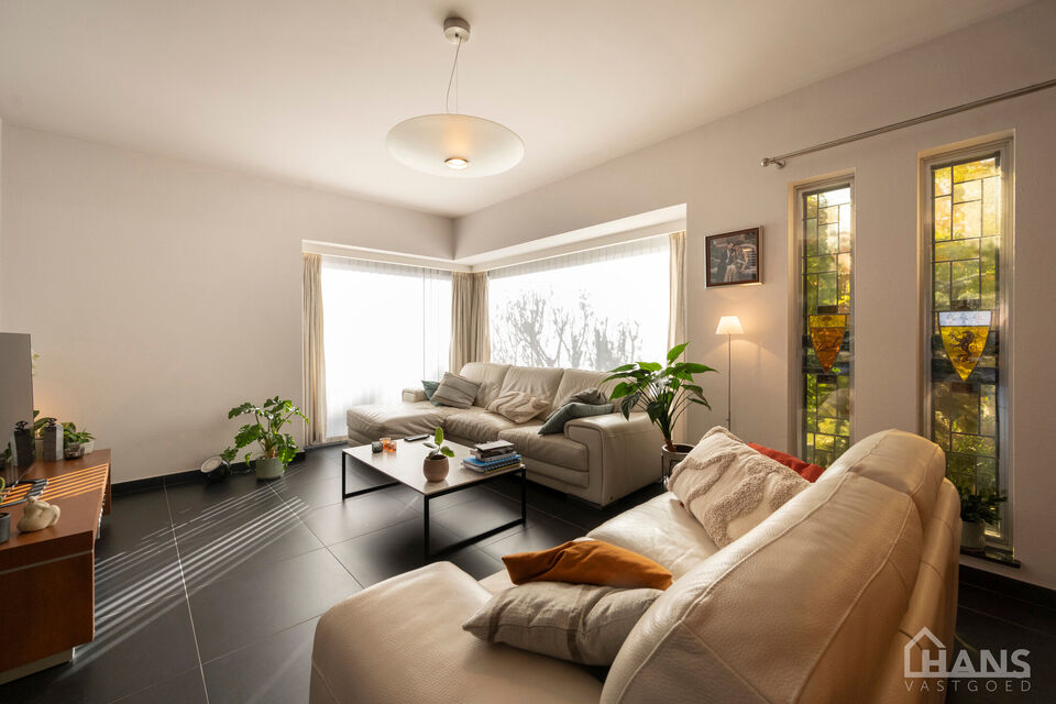 Een woning met karakter, ruimte en mogelijkheden die u zelden samen aantreft! met een instelprijs vanaf 649.000Euro
Deze charmante halfopen bebouwing combineert authentieke elementen met hedendaags wooncomfort en beschikt bovendien over een uitzonderlijke