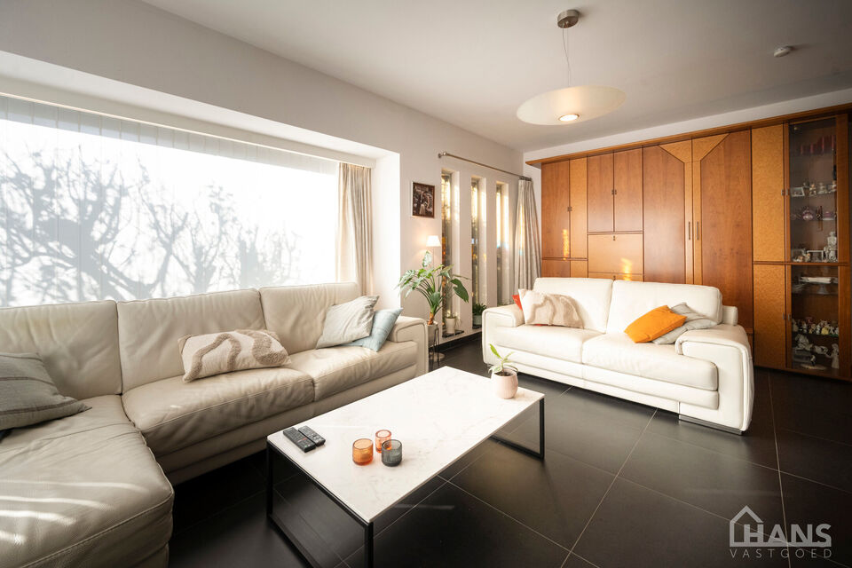 Een woning met karakter, ruimte en mogelijkheden die u zelden samen aantreft! met een instelprijs vanaf 649.000Euro
Deze charmante halfopen bebouwing combineert authentieke elementen met hedendaags wooncomfort en beschikt bovendien over een uitzonderlijke