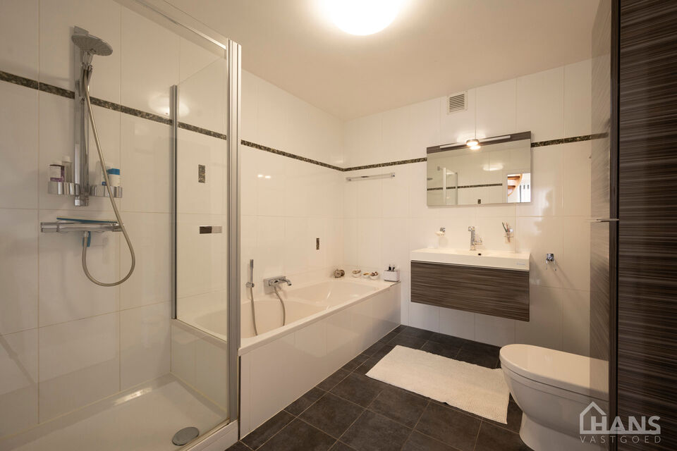 Een woning met karakter, ruimte en mogelijkheden die u zelden samen aantreft! met een instelprijs vanaf 649.000Euro
Deze charmante halfopen bebouwing combineert authentieke elementen met hedendaags wooncomfort en beschikt bovendien over een uitzonderlijke