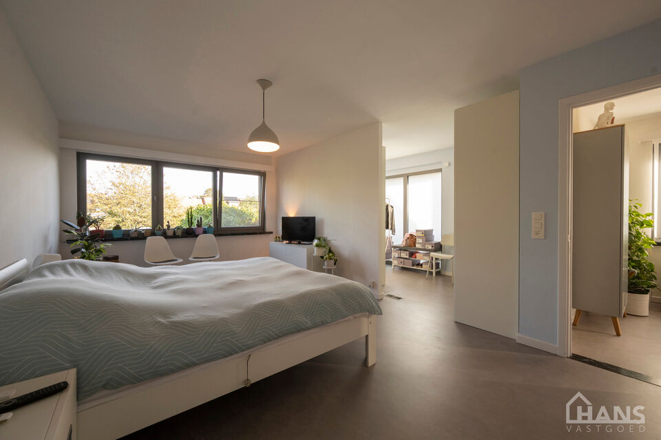Een woning met karakter, ruimte en mogelijkheden die u zelden samen aantreft! met een instelprijs vanaf 649.000Euro
Deze charmante halfopen bebouwing combineert authentieke elementen met hedendaags wooncomfort en beschikt bovendien over een uitzonderlijke