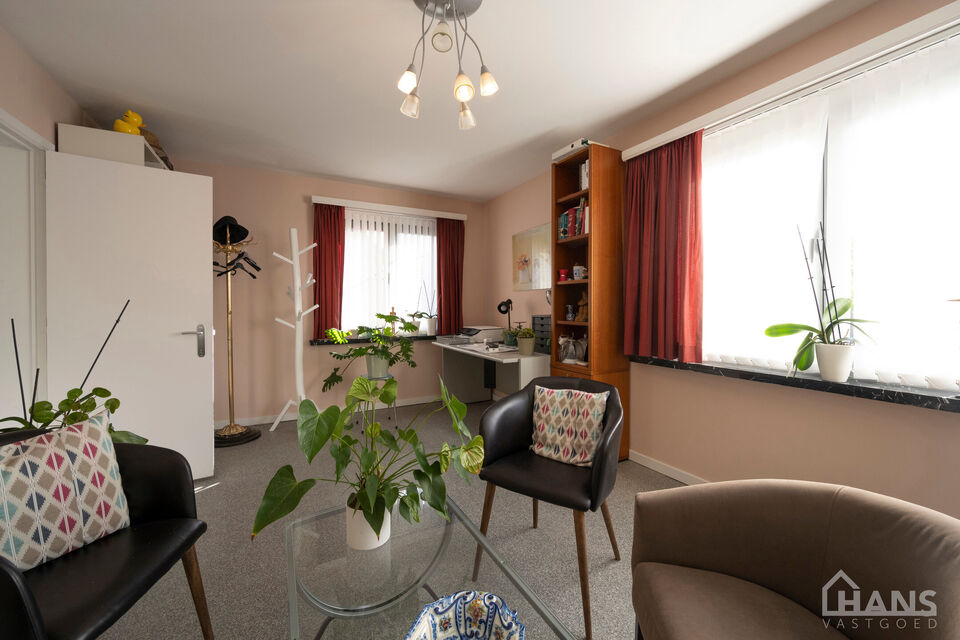 Een woning met karakter, ruimte en mogelijkheden die u zelden samen aantreft! met een instelprijs vanaf 649.000Euro
Deze charmante halfopen bebouwing combineert authentieke elementen met hedendaags wooncomfort en beschikt bovendien over een uitzonderlijke