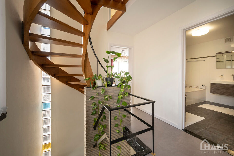 Een woning met karakter, ruimte en mogelijkheden die u zelden samen aantreft! met een instelprijs vanaf 649.000Euro
Deze charmante halfopen bebouwing combineert authentieke elementen met hedendaags wooncomfort en beschikt bovendien over een uitzonderlijke