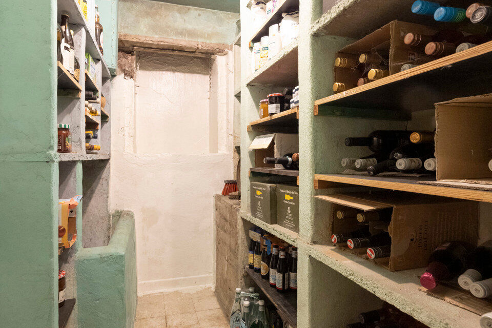 Een woning met karakter, ruimte en mogelijkheden die u zelden samen aantreft! met een instelprijs vanaf 649.000Euro
Deze charmante halfopen bebouwing combineert authentieke elementen met hedendaags wooncomfort en beschikt bovendien over een uitzonderlijke