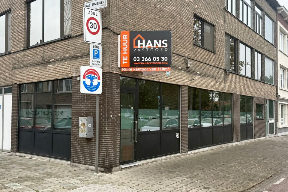Deze verzorgde kantoorruimte beschikt over een praktische indeling en is uitermate geschikt voor zelfstandigen, vrije beroepen of kleine ondernemingen.

Bij het betreden van het kantoor komt u in een inkomhal die perfect kan worden ingericht als ontvangst