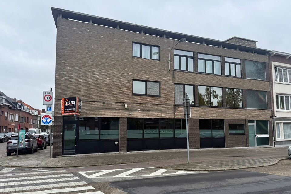 Deze verzorgde kantoorruimte beschikt over een praktische indeling en is uitermate geschikt voor zelfstandigen, vrije beroepen of kleine ondernemingen.

Bij het betreden van het kantoor komt u in een inkomhal die perfect kan worden ingericht als ontvangst