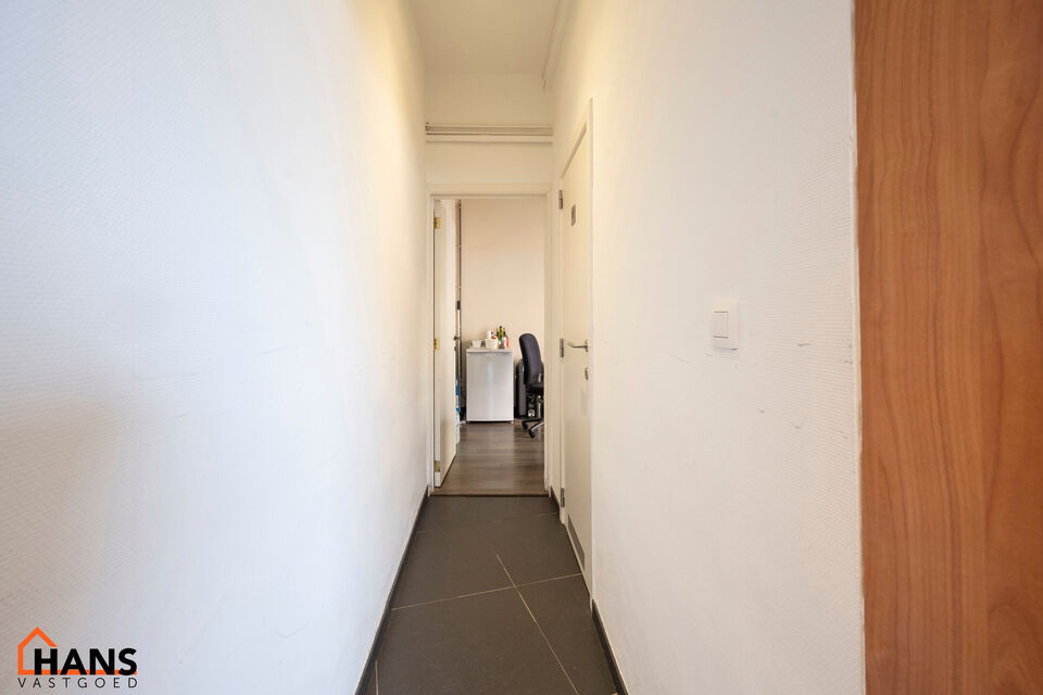 Deze veelzijdige kantoorruimte biedt een functionele indeling en is ideaal voor zelfstandigen, vrije beroepen of kleine teams.

Bij het binnenkomen vindt u een inkomhal die perfect kan dienen als wachtruimte voor klanten of bezoekers.
Daarnaast is er een 