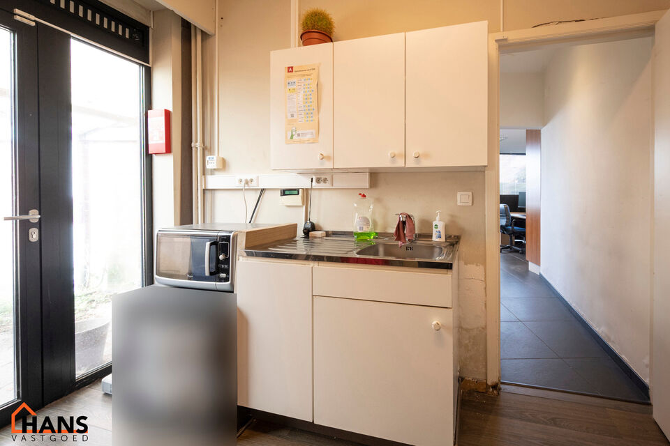 Deze veelzijdige kantoorruimte biedt een functionele indeling en is ideaal voor zelfstandigen, vrije beroepen of kleine teams.

Bij het binnenkomen vindt u een inkomhal die perfect kan dienen als wachtruimte voor klanten of bezoekers.
Daarnaast is er een 