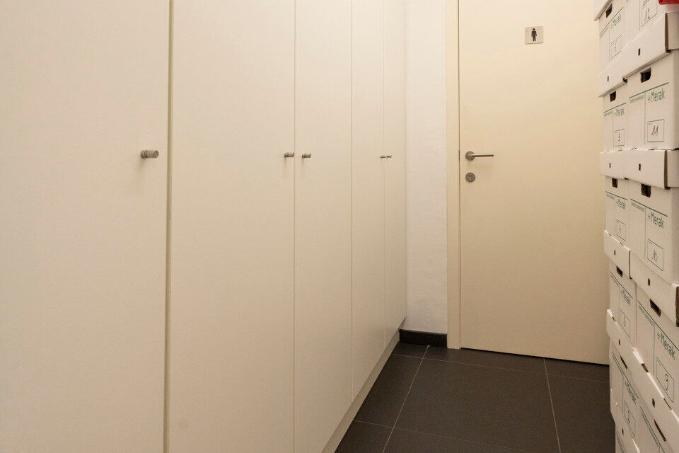 Deze veelzijdige kantoorruimte biedt een functionele indeling en is ideaal voor zelfstandigen, vrije beroepen of kleine teams.

Bij het binnenkomen vindt u een inkomhal die perfect kan dienen als wachtruimte voor klanten of bezoekers.
Daarnaast is er een 