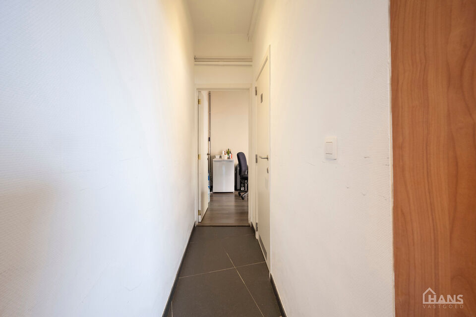 Deze veelzijdige kantoorruimte biedt een functionele indeling en is ideaal voor zelfstandigen, vrije beroepen of kleine teams.

Bij het binnenkomen vindt u een inkomhal die perfect kan dienen als wachtruimte voor klanten of bezoekers.
Daarnaast is er een 