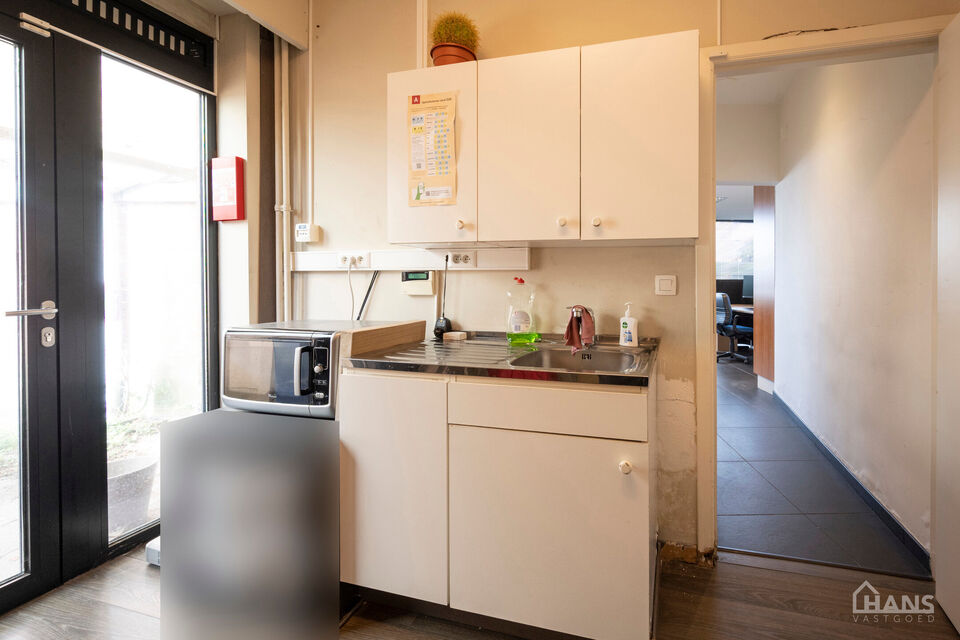 Deze veelzijdige kantoorruimte biedt een functionele indeling en is ideaal voor zelfstandigen, vrije beroepen of kleine teams.

Bij het binnenkomen vindt u een inkomhal die perfect kan dienen als wachtruimte voor klanten of bezoekers.
Daarnaast is er een 