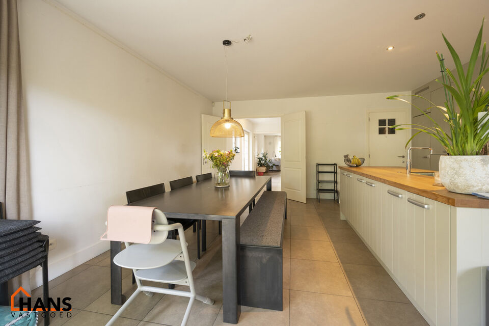 Prachtig halfopen landhuis op residentiele ligging.

Indeling:
Gelijkvloers: inkomhal; woonkamer; eetkamer met open, geïnstalleerde keuken; waskamer; gastentoilet.
1ste verdieping: 3 slaapkamers waarvan 1 met een dressing; 2 ingerichte badkamers; apart t