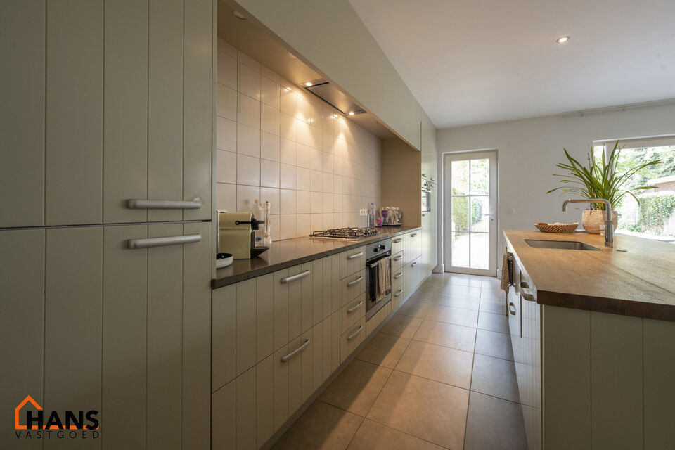 Prachtig halfopen landhuis op residentiele ligging.

Indeling:
Gelijkvloers: inkomhal; woonkamer; eetkamer met open, geïnstalleerde keuken; waskamer; gastentoilet.
1ste verdieping: 3 slaapkamers waarvan 1 met een dressing; 2 ingerichte badkamers; apart t