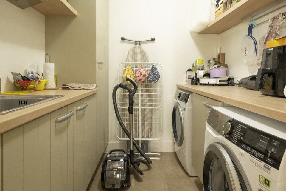 Prachtig halfopen landhuis op residentiele ligging.

Indeling:
Gelijkvloers: inkomhal; woonkamer; eetkamer met open, geïnstalleerde keuken; waskamer; gastentoilet.
1ste verdieping: 3 slaapkamers waarvan 1 met een dressing; 2 ingerichte badkamers; apart t