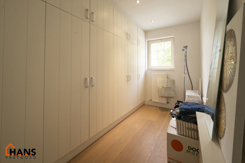 Prachtig halfopen landhuis op residentiele ligging.

Indeling:
Gelijkvloers: inkomhal; woonkamer; eetkamer met open, geïnstalleerde keuken; waskamer; gastentoilet.
1ste verdieping: 3 slaapkamers waarvan 1 met een dressing; 2 ingerichte badkamers; apart t