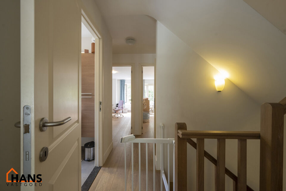 Prachtig halfopen landhuis op residentiele ligging.

Indeling:
Gelijkvloers: inkomhal; woonkamer; eetkamer met open, geïnstalleerde keuken; waskamer; gastentoilet.
1ste verdieping: 3 slaapkamers waarvan 1 met een dressing; 2 ingerichte badkamers; apart t