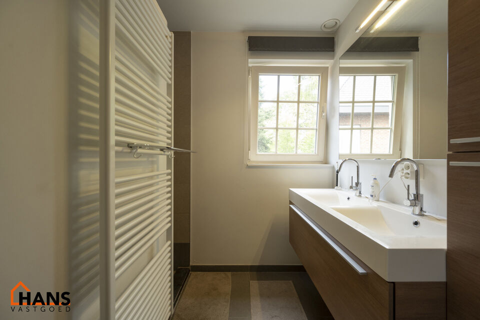 Prachtig halfopen landhuis op residentiele ligging.

Indeling:
Gelijkvloers: inkomhal; woonkamer; eetkamer met open, geïnstalleerde keuken; waskamer; gastentoilet.
1ste verdieping: 3 slaapkamers waarvan 1 met een dressing; 2 ingerichte badkamers; apart t