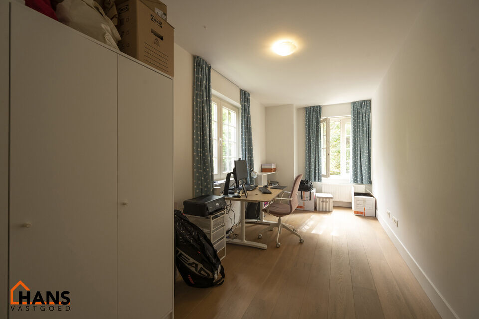 Prachtig halfopen landhuis op residentiele ligging.

Indeling:
Gelijkvloers: inkomhal; woonkamer; eetkamer met open, geïnstalleerde keuken; waskamer; gastentoilet.
1ste verdieping: 3 slaapkamers waarvan 1 met een dressing; 2 ingerichte badkamers; apart t