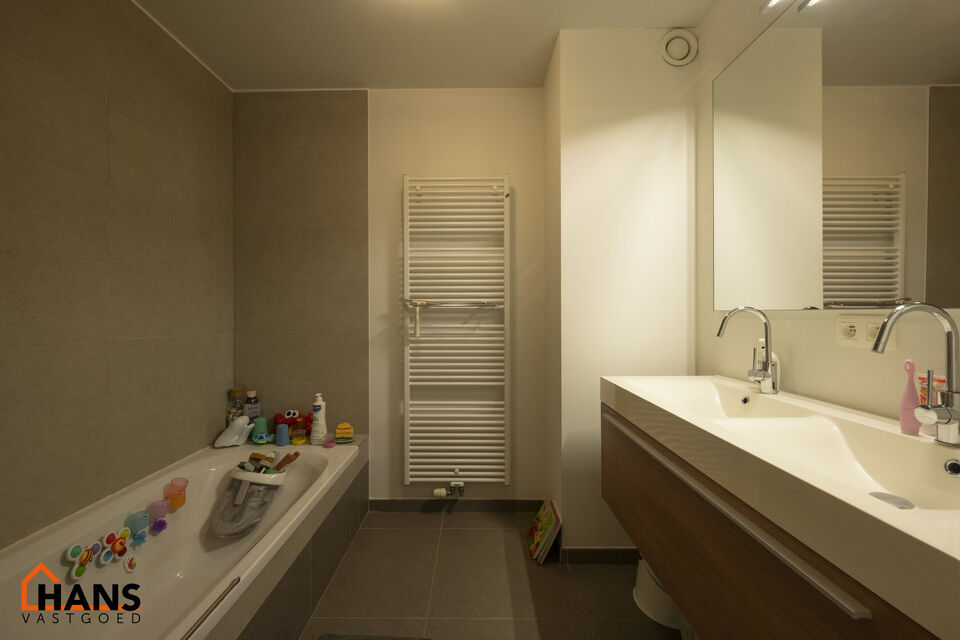 Prachtig halfopen landhuis op residentiele ligging.

Indeling:
Gelijkvloers: inkomhal; woonkamer; eetkamer met open, geïnstalleerde keuken; waskamer; gastentoilet.
1ste verdieping: 3 slaapkamers waarvan 1 met een dressing; 2 ingerichte badkamers; apart t