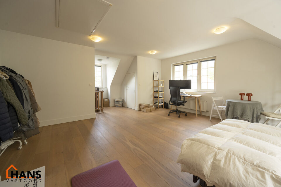 Prachtig halfopen landhuis op residentiele ligging.

Indeling:
Gelijkvloers: inkomhal; woonkamer; eetkamer met open, geïnstalleerde keuken; waskamer; gastentoilet.
1ste verdieping: 3 slaapkamers waarvan 1 met een dressing; 2 ingerichte badkamers; apart t