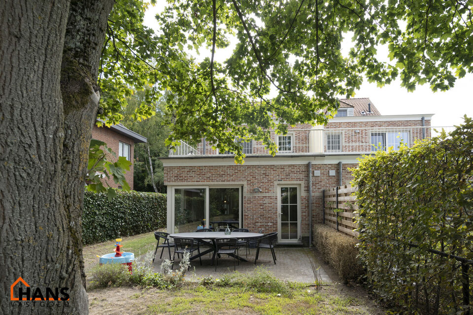 Prachtig halfopen landhuis op residentiele ligging.

Indeling:
Gelijkvloers: inkomhal; woonkamer; eetkamer met open, geïnstalleerde keuken; waskamer; gastentoilet.
1ste verdieping: 3 slaapkamers waarvan 1 met een dressing; 2 ingerichte badkamers; apart t