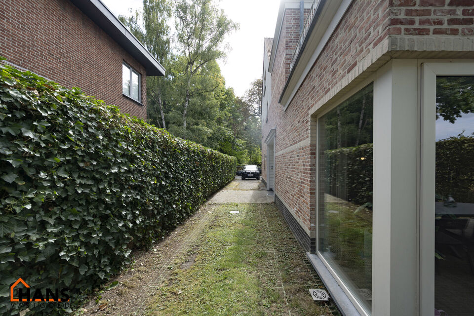 Prachtig halfopen landhuis op residentiele ligging.

Indeling:
Gelijkvloers: inkomhal; woonkamer; eetkamer met open, geïnstalleerde keuken; waskamer; gastentoilet.
1ste verdieping: 3 slaapkamers waarvan 1 met een dressing; 2 ingerichte badkamers; apart t