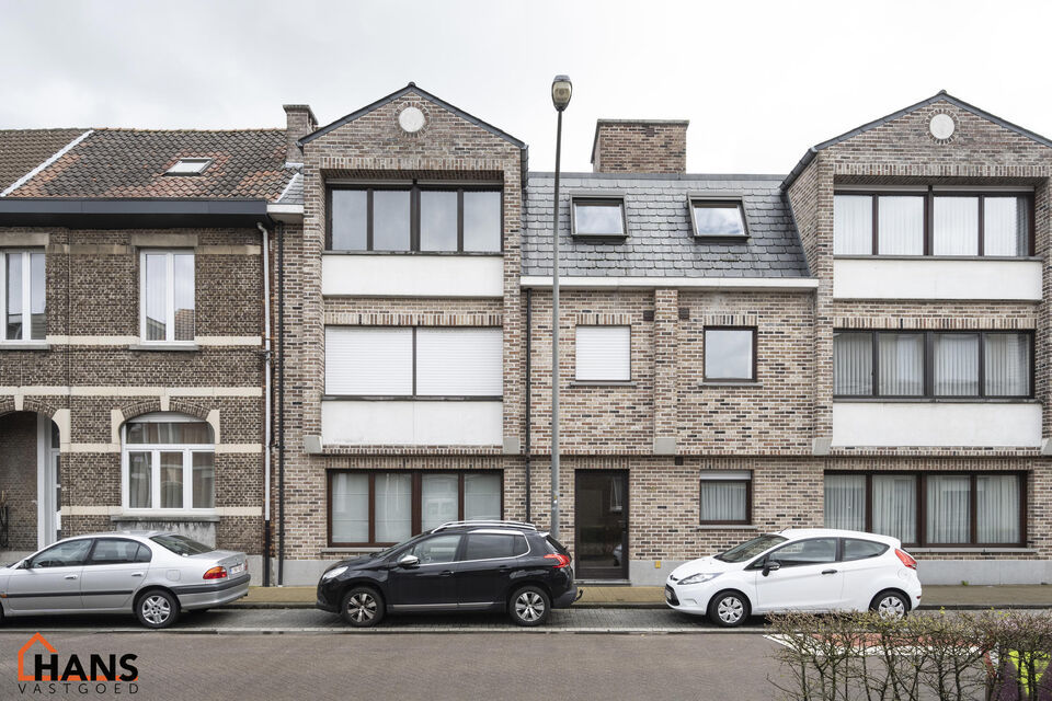 Dit pareltje is ideaal gelegen te Mortsel.
De penthouse bevindt zich op de tweede verdieping in een gebouw met lift.

Indeling: inkomhal met vestiairekast; nachthal; apart toilet met handenwasser; riante woonkamer, geïnstalleerde keuken met kasten, laden