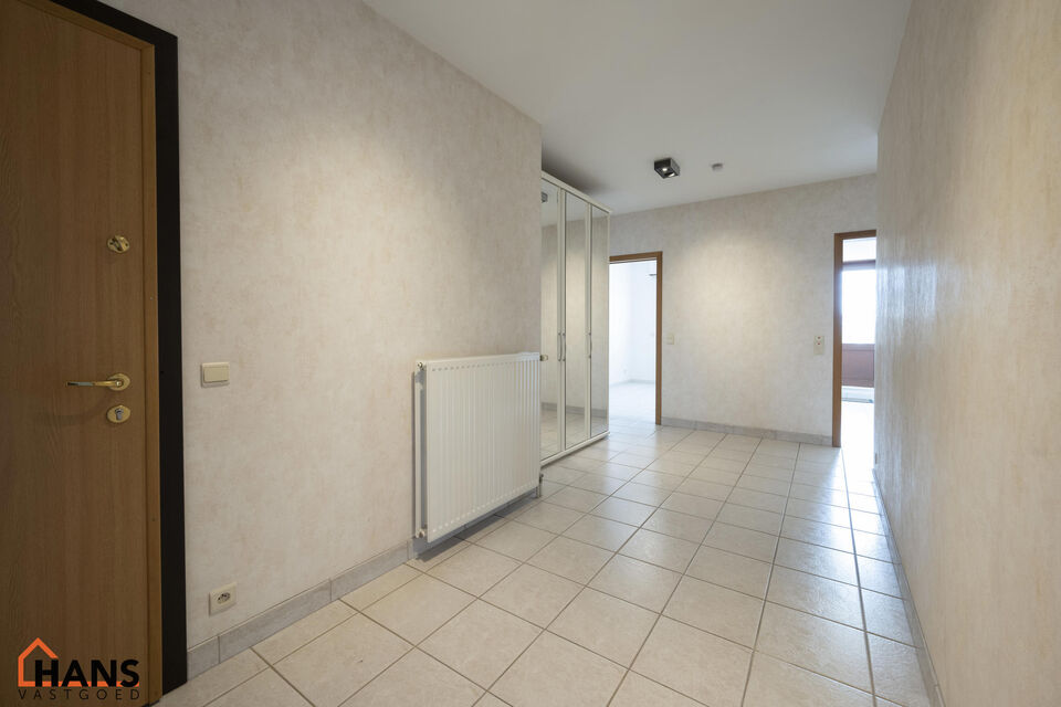 Dit pareltje is ideaal gelegen te Mortsel.
De penthouse bevindt zich op de tweede verdieping in een gebouw met lift.

Indeling: inkomhal met vestiairekast; nachthal; apart toilet met handenwasser; riante woonkamer, geïnstalleerde keuken met kasten, laden