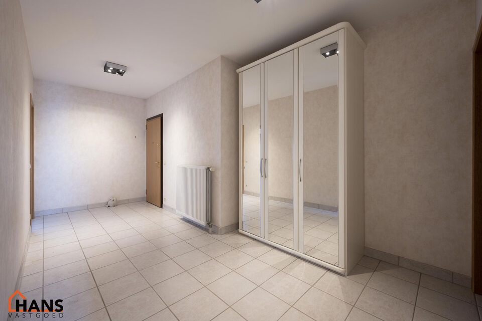 Dit pareltje is ideaal gelegen te Mortsel.
De penthouse bevindt zich op de tweede verdieping in een gebouw met lift.

Indeling: inkomhal met vestiairekast; nachthal; apart toilet met handenwasser; riante woonkamer, geïnstalleerde keuken met kasten, laden