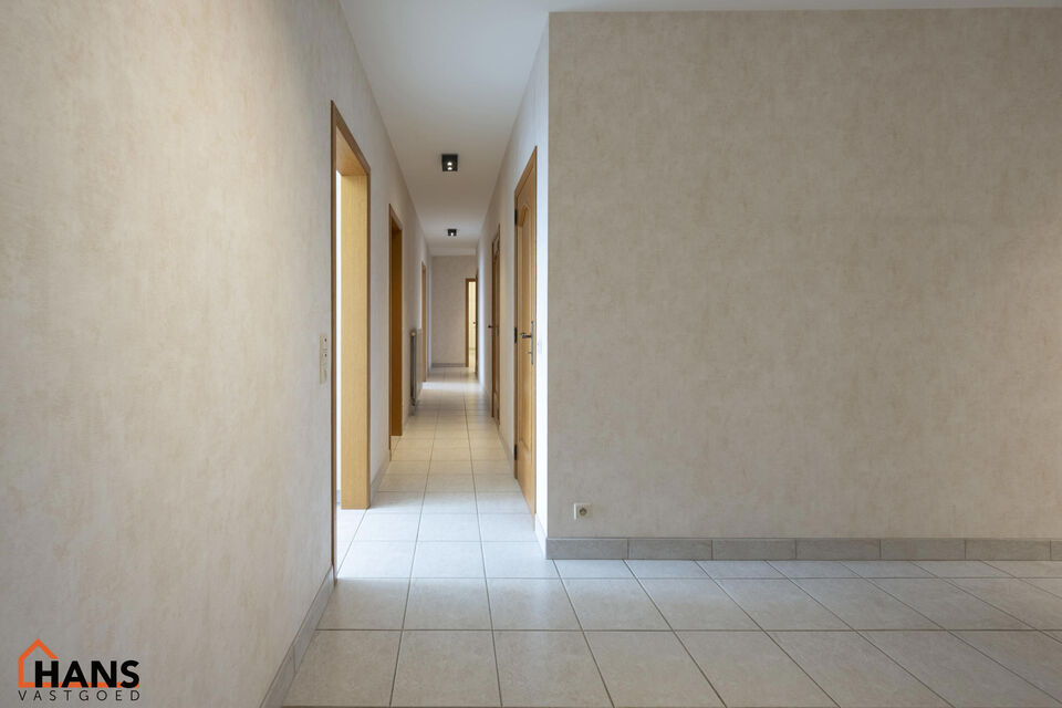 Dit pareltje is ideaal gelegen te Mortsel.
De penthouse bevindt zich op de tweede verdieping in een gebouw met lift.

Indeling: inkomhal met vestiairekast; nachthal; apart toilet met handenwasser; riante woonkamer, geïnstalleerde keuken met kasten, laden
