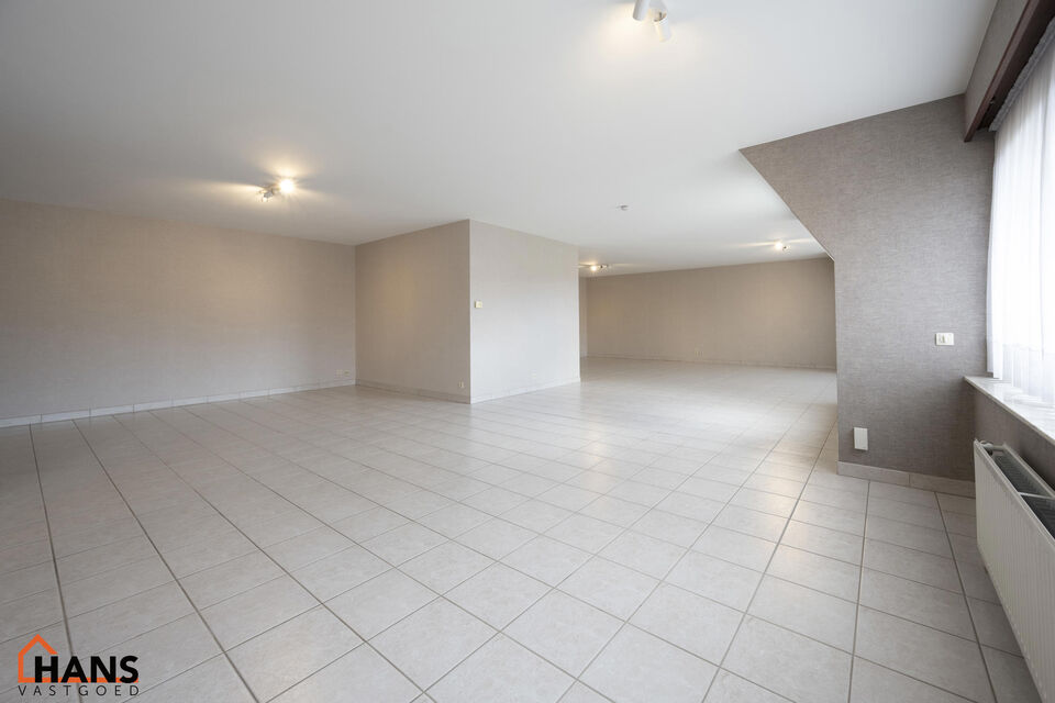 Dit pareltje is ideaal gelegen te Mortsel.
De penthouse bevindt zich op de tweede verdieping in een gebouw met lift.

Indeling: inkomhal met vestiairekast; nachthal; apart toilet met handenwasser; riante woonkamer, geïnstalleerde keuken met kasten, laden