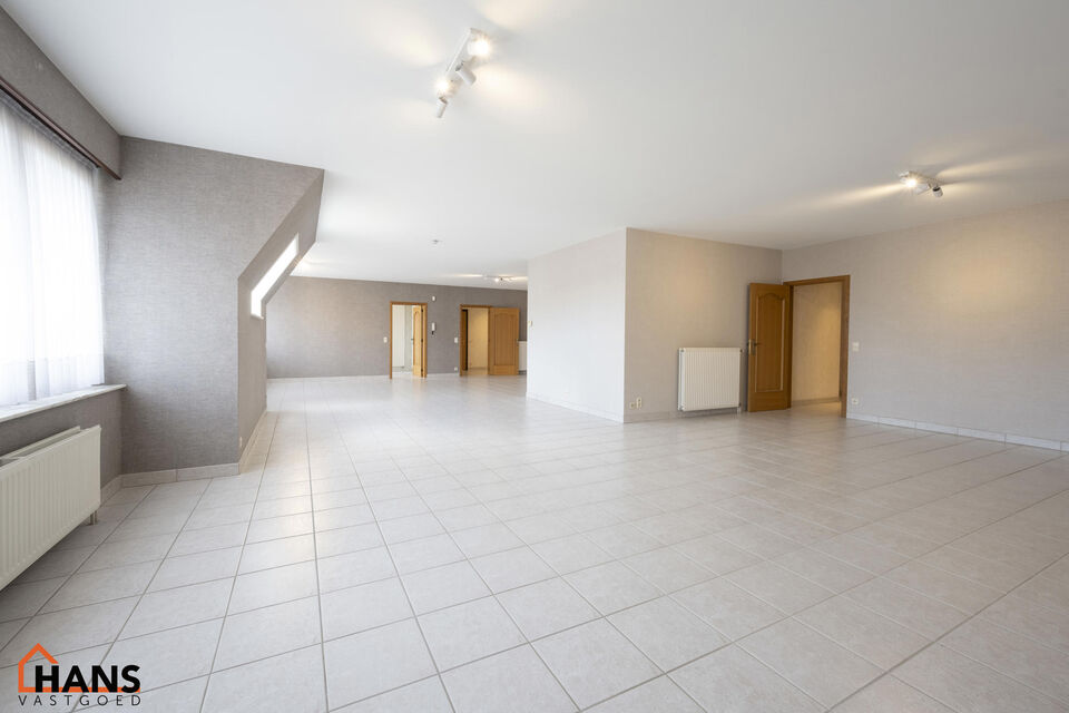 Dit pareltje is ideaal gelegen te Mortsel.
De penthouse bevindt zich op de tweede verdieping in een gebouw met lift.

Indeling: inkomhal met vestiairekast; nachthal; apart toilet met handenwasser; riante woonkamer, geïnstalleerde keuken met kasten, laden