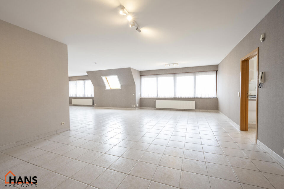 Dit pareltje is ideaal gelegen te Mortsel.
De penthouse bevindt zich op de tweede verdieping in een gebouw met lift.

Indeling: inkomhal met vestiairekast; nachthal; apart toilet met handenwasser; riante woonkamer, geïnstalleerde keuken met kasten, laden