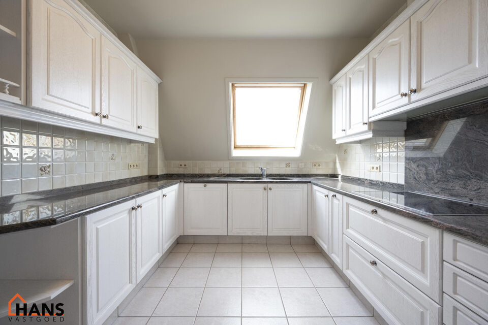 Dit pareltje is ideaal gelegen te Mortsel.
De penthouse bevindt zich op de tweede verdieping in een gebouw met lift.

Indeling: inkomhal met vestiairekast; nachthal; apart toilet met handenwasser; riante woonkamer, geïnstalleerde keuken met kasten, laden