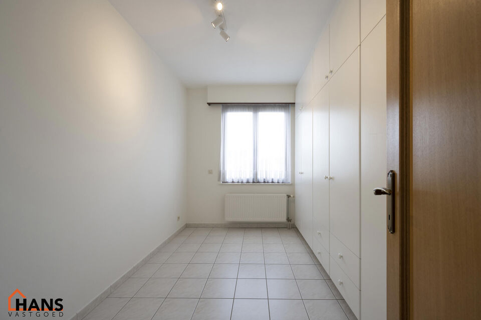 Dit pareltje is ideaal gelegen te Mortsel.
De penthouse bevindt zich op de tweede verdieping in een gebouw met lift.

Indeling: inkomhal met vestiairekast; nachthal; apart toilet met handenwasser; riante woonkamer, geïnstalleerde keuken met kasten, laden