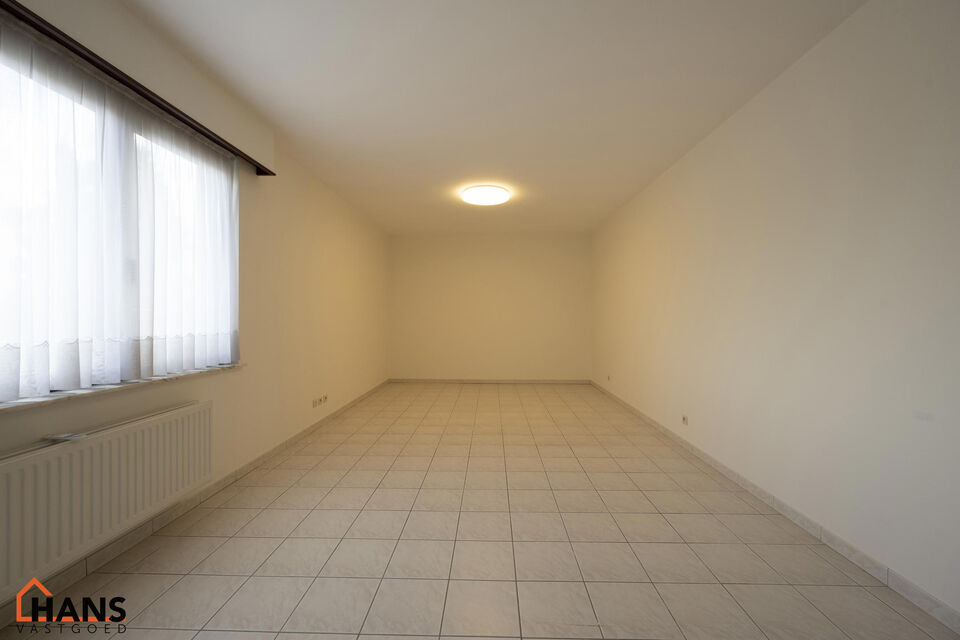 Dit pareltje is ideaal gelegen te Mortsel.
De penthouse bevindt zich op de tweede verdieping in een gebouw met lift.

Indeling: inkomhal met vestiairekast; nachthal; apart toilet met handenwasser; riante woonkamer, geïnstalleerde keuken met kasten, laden