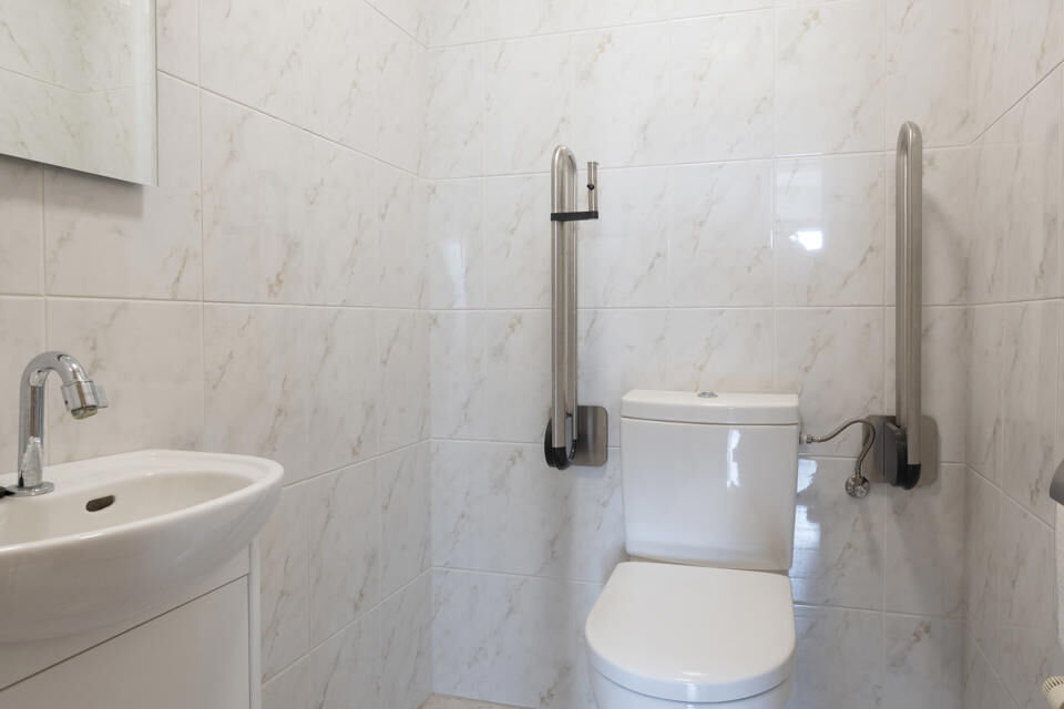 Dit pareltje is ideaal gelegen te Mortsel.
De penthouse bevindt zich op de tweede verdieping in een gebouw met lift.

Indeling: inkomhal met vestiairekast; nachthal; apart toilet met handenwasser; riante woonkamer, geïnstalleerde keuken met kasten, laden